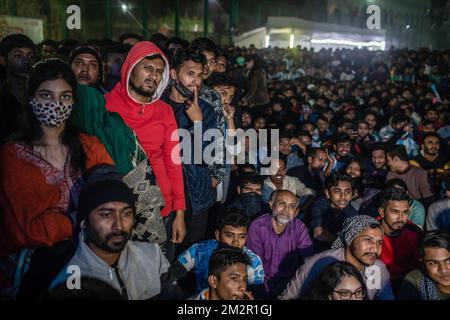 Dhaka, Bangladesh. 14th décembre 2022. Les fans argentins de football regardent en direct le match de leur équipe contre la Croatie lors de la coupe du monde, organisée par le Qatar. L'équipe Argentine, dirigée par Messi, a battu la Croatie 3-0, se qualifiant pour la finale, pour la première fois depuis 2014. (Photo de Sazzad Hossain/SOPA Images/Sipa USA) crédit: SIPA USA/Alay Live News Banque D'Images