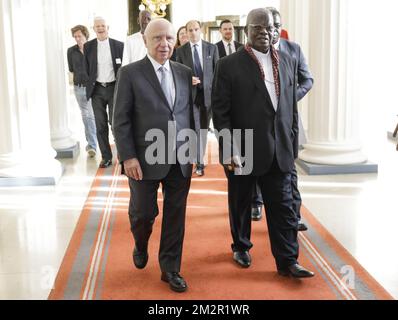 Le président du Sénat, Jacques Brotchi, et le cardinal congolais, Laurent Monsengwo, en photo, avant une réunion au sénat au Parlement fédéral à Bruxelles, le lundi 25 février 2019. BELGA PHOTO THIERRY ROGE Banque D'Images