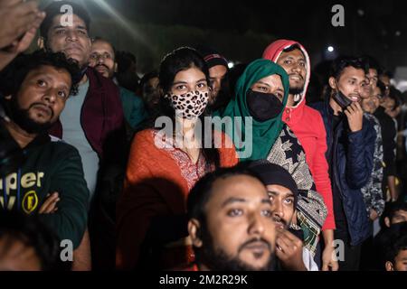 Dhaka, Bangladesh. 14th décembre 2022. Les fans argentins de football regardent en direct le match de leur équipe contre la Croatie lors de la coupe du monde, organisée par le Qatar. L'équipe Argentine, dirigée par Messi, a battu la Croatie 3-0, se qualifiant pour la finale, pour la première fois depuis 2014. (Photo de Sazzad Hossain/SOPA Images/Sipa USA) crédit: SIPA USA/Alay Live News Banque D'Images