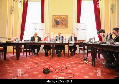 Benoit Legros, Laurence Genot, le sénateur Alain Destexhe et André-Pierre Puget photographiés lors d'une conférence de presse pour annoncer que Destexhe quitte son parti, MR libéraux francophones pour créer son propre parti appelé - LISTES DESTEXHE à Bruxelles et en Wallonie, en prévision des élections fédérales de mai prochain en Belgique, le mercredi 20 février 2019. BELGA PHOTO PAUL-HENRI VERLOOY Banque D'Images