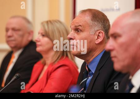 Benoit Legros, Laurence Genot, le sénateur Alain Destexhe et André-Pierre Puget photographiés lors d'une conférence de presse pour annoncer que Destexhe quitte son parti, MR libéraux francophones pour créer son propre parti appelé - LISTES DESTEXHE à Bruxelles et en Wallonie, en prévision des élections fédérales de mai prochain en Belgique, le mercredi 20 février 2019. BELGA PHOTO PAUL-HENRI VERLOOY Banque D'Images