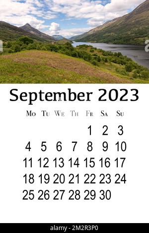 Carte de calendrier pour 2023. Calendrier mural vertical imprimable, la semaine commence le lundi. Écosse, Grande-Bretagne. Magnifique paysage de montagne. Banque D'Images