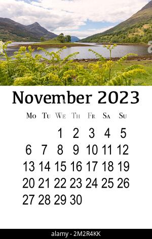 Carte de calendrier pour 2023. Calendrier mural vertical imprimable, la semaine commence le lundi. Écosse, Grande-Bretagne. Magnifique paysage de montagne. Banque D'Images