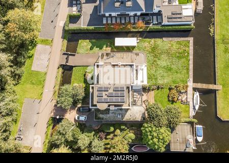 une vue aérienne d'une maison au milieu d'un quartier résidentiel, prise d'en haut et montrant ses environs Banque D'Images