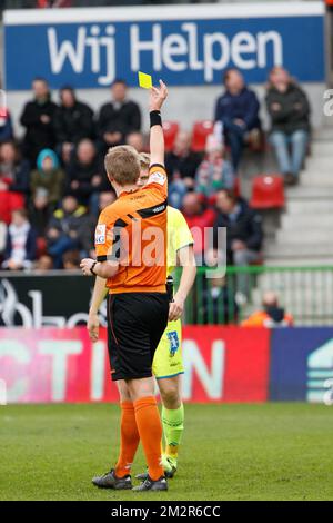 Sigurd Rosted de Gand reçoit une carte jaune de l'arbitre Lawrence visser lors d'un match de football entre SV Zulte Waregem et KAA Gent, dimanche 03 mars 2019 à Waregem, le 28th de la saison belge de championnat de football de la Jupiler Pro League 2018-2019. BELGA PHOTO KURT DESPLENTER Banque D'Images