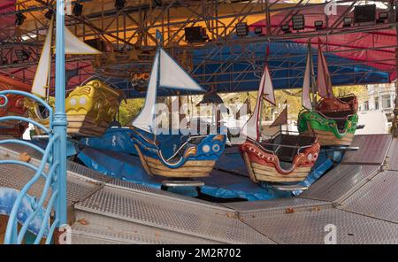 Liège. Wallonie - Belgique 31-10-2021. Parc d'attractions déserté avant l'ouverture. Carrousel pour enfants sous forme de vieux navires Banque D'Images