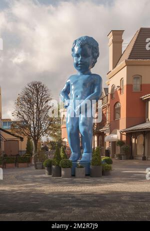 Maasmechelen. Limbourg. Belgique - 01-11-2021. Copie de Manneken Pis. Le plus grand tirage de 3D en Europe, d'une hauteur de six mètres. Maasmechelen Village place Banque D'Images