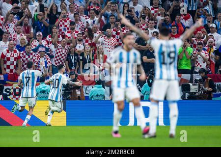 Lusail, Qatar. 13th décembre 2022. Football: Coupe du monde, Argentine - Croatie, finale, demi-finale, stade Lusail, Lionel Messi d'Argentine (2nd de gauche) applaudit après son but pour 1:0. Crédit : Tom Weller/dpa/Alay Live News Banque D'Images