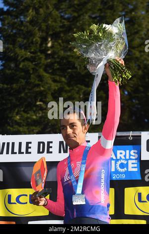 Colombien Daniel Felipe Martinez de EF Education First Pro Cycling fête sur le podium après avoir remporté la septième étape de l'édition 77th de la course Paris-Nice, 181,5km de Nice au Col de Turini, France, samedi 16 mars 2019. La course commence le 10th et se termine le 17th mars. BELGA PHOTO DAVID STOCKMAN Banque D'Images