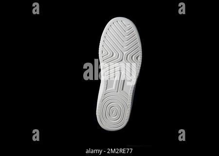 Semelle de chaussure de sport. Blanc. Frontal sur fond noir. Banque D'Images