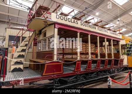 Douglas Southern Electric tram, National Tramway Museum, Crich, Matlock, Derbyshire, Angleterre. Banque D'Images