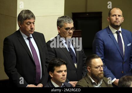 L'ancien vice-premier ministre et ministre de l'intérieur Jan Jambon, Steven Vandeput de N-va et l'ancien secrétaire d'État à la politique d'asile, aux migrations et à la simplification administrative Theo Francken photographiés pendant une minute de silence à l'occasion des attentats terroristes du 22 mars 2016 à Bruxelles, Au début d'une session plénière de la Chambre au Parlement fédéral, à Bruxelles, le jeudi 21 mars 2019. BELGA PHOTO NICOLAS MATERLINCK Banque D'Images