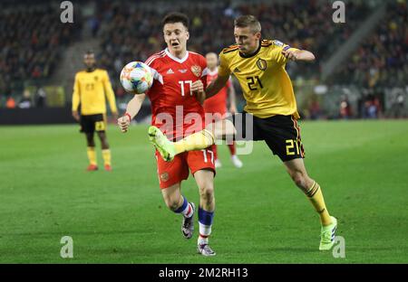 Le russe Aleksandr Golovin et le belge Timothy Castagne se battent pour le ballon lors d'un match entre l'équipe nationale belge de football Red Devils et la Russie, à Bruxelles, le jeudi 21 mars 2019, le premier d'une série de 10 matchs de qualification de la coupe d'Europe 2020. BELGA PHOTO VIRGINIE LEFOUR Banque D'Images