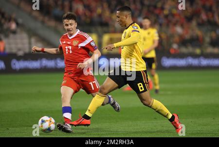 Le russe Aleksandr Golovin et le belge Youri Tielemans se battent pour le ballon lors d'un match entre l'équipe nationale belge de football Red Devils et la Russie, à Bruxelles, le jeudi 21 mars 2019, le premier d'une série de 10 matchs de qualification de la coupe d'Europe 2020. BELGA PHOTO VIRGINIE LEFOUR Banque D'Images