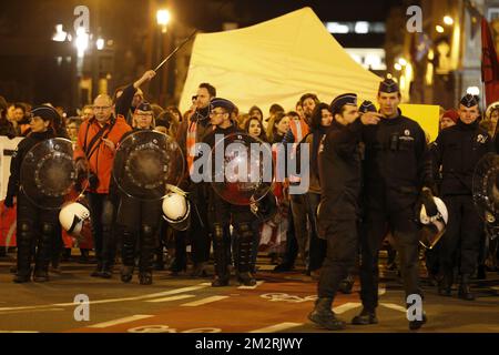 L'illustration montre la police lors d'une action spéciale des activistes climatiques de plusieurs associations dont Greenpeace, dimanche 24 mars 2019. BELGA PHOTO NICOLAS MATERLINCK Banque D'Images