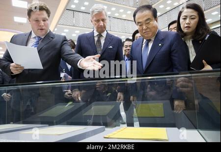 Roi Philippe - Filip de Belgique en photo avec le Président de l'Assemblée nationale de la République de Corée lors d'une visite de l'exposition "relations Belgique-Corée dans 10 archives" le deuxième jour d'une visite d'Etat à Séoul, Corée du Sud, mardi 26 mars 2019. Le couple royal belge effectue une visite d'État de quatre jours en Corée du Sud. BELGA PHOTO BENOIT DOPPAGNE Banque D'Images