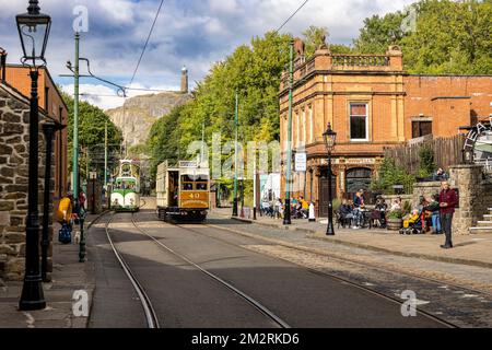 Tramway n° 40 Blackpool & Fleetwood à l'approche de l'hôtel Red Lion, du musée national du tramway, de Crich, de Matlock, du Derbyshire, Angleterre. Banque D'Images