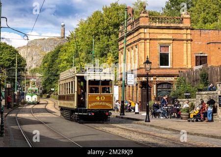 Tramway Blackpool & Fleetwood n° 40 passant devant l'hôtel Red Lion, le musée national du tramway, Crich, Matlock, Derbyshire, Angleterre. Banque D'Images