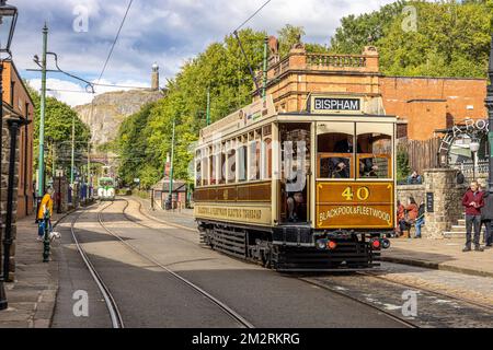 Blackpool & Fleetwood Tram n° 40 à l'approche de Town End Terminus, National Tramway Museum, Crich, Matlock, Derbyshire, Angleterre. Banque D'Images