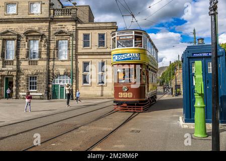 Leeds City transport Tram n° 399 arrivant à Crich Town End Terminus, Musée national du tramway, Crich, Matlock, Derbyshire, Angleterre. Banque D'Images