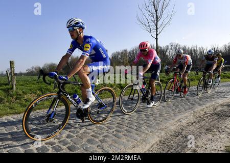 Tchèque Zdenek Stybar de Deceuninck - Quick-Step, Italien Alberto Bettiol de EF Education First Pro Cycling, Belge Jens Keukeleire de Lotto Soudal et Belge Oliver Naesen de AG2R la Mondiale photographié lors de la course cycliste 'E3 BinckBank Classic', 203,9km de et à Harelbeke, vendredi 29 mars 2019. BELGA PHOTO DIRK WAEM Banque D'Images