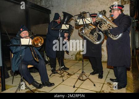 Groupe de cuivres de l'Armée du salut jouant des chants de Noël, Royaume-Uni Banque D'Images