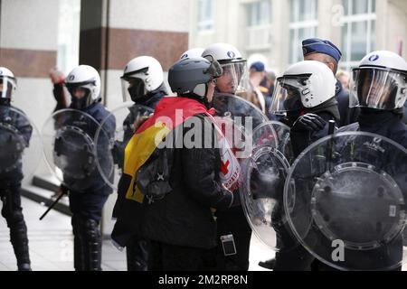 L'illustration montre la police lors d'une protestation des 'gilets jaunes' (gilets jaunes - gele hesjes) contre la hausse des prix du carburant et du pétrole et le coût élevé de la vie, à Bruxelles, le dimanche 31 mars 2019. BELGA PHOTO NICOLAS MATERLINCK Banque D'Images