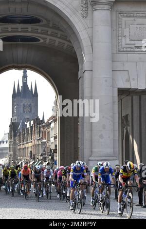 Le champion belge Yves Lampaert de Deceuninck - Quick-Step conduit le pack en traversant la porte Menin (Menenpoort - porte de Menin) à Ypres - Ieper, pendant la course cycliste Gent-Wevelgem - dans Flanders Fields, à 251,5 km de Deinze, près de Gent, à Wevelgem, dimanche 31 mars 2019. BELGA PHOTO DIRK WAEM Banque D'Images