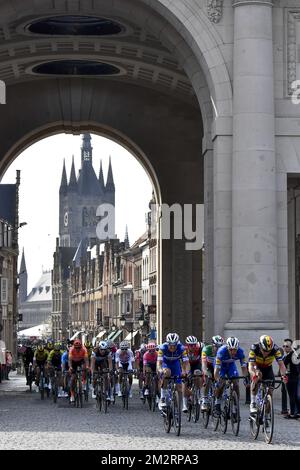 Le champion belge Yves Lampaert de Deceuninck - Quick-Step conduit le pack en traversant la porte Menin (Menenpoort - porte de Menin) à Ypres - Ieper, pendant la course cycliste Gent-Wevelgem - dans Flanders Fields, à 251,5 km de Deinze, près de Gent, à Wevelgem, dimanche 31 mars 2019. BELGA PHOTO DIRK WAEM Banque D'Images