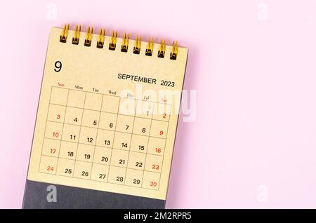 Septembre 2023 Calendrier mensuel de bureau pour 2023 ans fait à partir de papier artisanal sur fond magnifique. Banque D'Images
