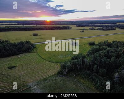 Magnifique coucher de soleil sur le paysage des Prairies de la Saskatchewan, Canada Banque D'Images