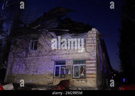 Kiev, Ukraine. 14th décembre 2022. Une maison détruite est vue en raison d'un drone iranien Shahed 136 frappé par la Russie. Il a été signalé que dix explosions distinctes se sont produites à Kiev en raison des attaques menées par les forces russes dans les premières heures de la matinée. La Russie a attaqué Kiev sur 14 décembre 2022 avec des drones kamikaze fabriqués par l'Iran. Par conséquent, les bâtiments ont été endommagés. (Photo par Aleksandr Gusev/SOPA Images/Sipa USA) crédit: SIPA USA/Alay Live News Banque D'Images