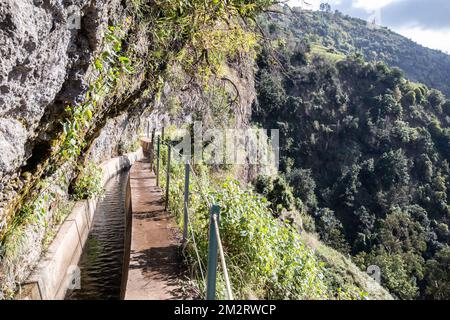 Levada Nova et Levada do Moinho randonnée avec des cascades étonnantes Banque D'Images