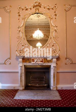 Nanteos Mansion, Aberystwyth, stade de la Nanteos Cup, considéré par certains comme le Saint Graal. Montrant les écuries et les cuisines ruinées et les animaux de compagnie cimetière Banque D'Images