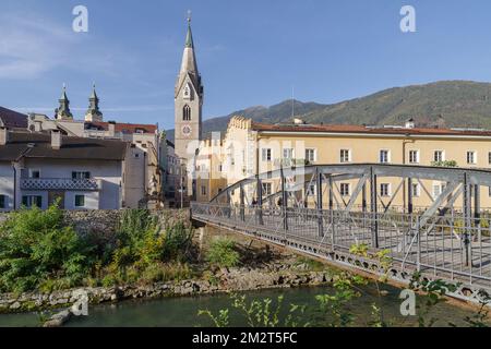 Rivière Isarco (Eisack) qui traverse la ville de Bressanone dans le Trentin-Haut-Adige, en Italie Banque D'Images