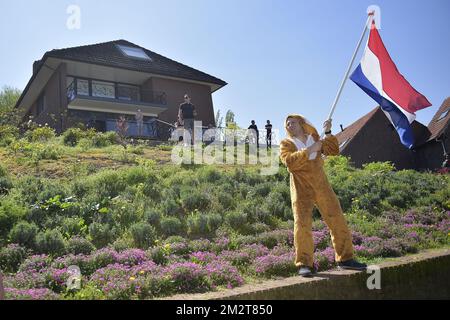 L'illustration montre un fan de vélo qui agite un drapeau hollandais, lors de la course d'une journée à pied d'Amstel Gold Race, à 263 km de Maastricht à Berg en terblijt, pays-Bas, le dimanche 21 avril 2019. BELGA PHOTO YORICK JANSENS Banque D'Images