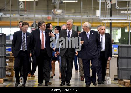 Niko Paul Matthijs, Niko JO de Backer et le roi Philippe - Filip de Belgique photographiés lors d'une visite du roi à l'usine domotica Niko à Sint-Niklaas, jeudi 25 avril 2019. L'usine célèbre son anniversaire de 100th. BELGA PHOTO DIRK WAEM Banque D'Images