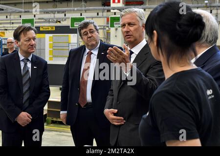 Niko Paul Matthijs, Niko JO de Backer et le roi Philippe - Filip de Belgique photographiés lors d'une visite du roi à l'usine domotica Niko à Sint-Niklaas, jeudi 25 avril 2019. L'usine célèbre son anniversaire de 100th. BELGA PHOTO DIRK WAEM Banque D'Images