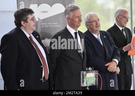 Le Directeur exécutif de Niko JO de Backer, le Roi Philippe - Filip de Belgique et le Président de Niko Rudy Mattheus photographiés lors d'une visite du Roi à l'usine domotica Niko à Sint-Niklaas, jeudi 25 avril 2019. L'usine célèbre son anniversaire de 100th. BELGA PHOTO DIRK WAEM Banque D'Images