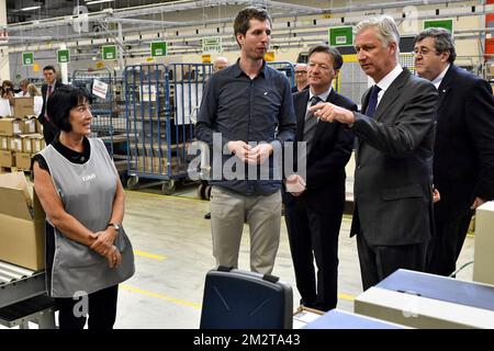 Roi Philippe - Filip de Belgique et Directeur exécutif de Niko JO de Backer photographié lors d'une visite du Roi à l'usine domotica Niko à Sint-Niklaas, jeudi 25 avril 2019. L'usine célèbre son anniversaire de 100th. BELGA PHOTO DIRK WAEM Banque D'Images