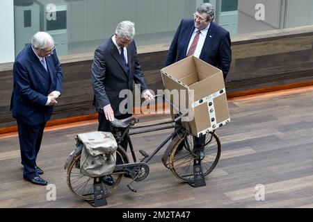 Le Directeur exécutif de Niko JO de Backer, le Roi Philippe - Filip de Belgique et le Président de Niko Rudy Mattheus photographiés lors d'une visite du Roi à l'usine domotica Niko à Sint-Niklaas, jeudi 25 avril 2019. L'usine célèbre son anniversaire de 100th. BELGA PHOTO DIRK WAEM Banque D'Images