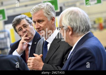 Le Directeur exécutif de Niko JO de Backer, le Roi Philippe - Filip de Belgique et le Président de Niko Rudy Mattheus photographiés lors d'une visite du Roi à l'usine domotica Niko à Sint-Niklaas, jeudi 25 avril 2019. L'usine célèbre son anniversaire de 100th. BELGA PHOTO DIRK WAEM Banque D'Images