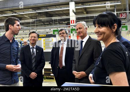 Niko Paul Matthijs, Niko JO de Backer et le roi Philippe - Filip de Belgique photographiés lors d'une visite du roi à l'usine domotica Niko à Sint-Niklaas, jeudi 25 avril 2019. L'usine célèbre son anniversaire de 100th. BELGA PHOTO DIRK WAEM Banque D'Images