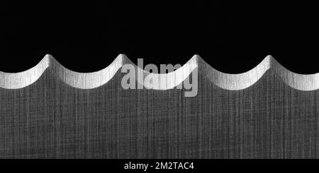 Gros plan d'une lame de couteau avec affûtage dentelé. Banque D'Images