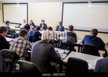 Bart Hertveldt, Jan Verschooten, Philippe Donnay et Igor Lebrun photographiés lors d'une conférence de presse du Bureau fédéral belge du Plan pour présenter les résultats des calculs de plusieurs suggestions de campagne des partis politiques, vendredi 26 avril 2019, à Bruxelles. BELGA PHOTO JASPER JACOBS Banque D'Images