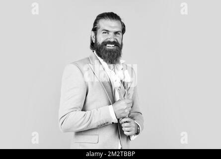 Parfait jour. Cadeau floral pour la fête des mères ou des femmes. Joyeux homme avec des fleurs de tulipe. Gentleman Hold fleur bouquet. Concept de fleuriste. Homme avec Banque D'Images