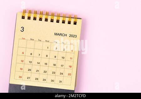 Mars 2023 Calendrier mensuel de bureau pour 2023 ans fait à partir de papier artisanal sur fond magnifique. Banque D'Images