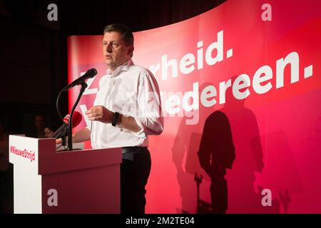 Le président de SP.a, John Crombez, a été photographié pendant les discours traditionnels de la soirée précédant le 01 mai, la Journée du travail, la Journée internationale des travailleurs, le mardi 30 avril 2019, à Gand. BELGA PHOTO JAMES ARTHUR GEKIERE Banque D'Images