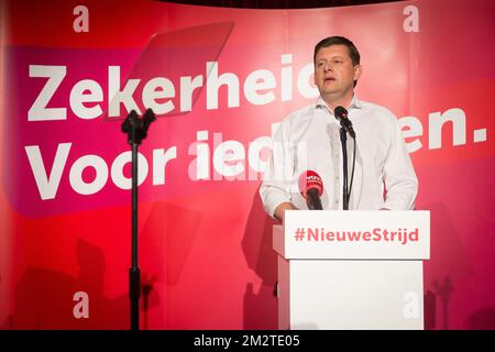 Le président de SP.a, John Crombez, a été photographié pendant les discours traditionnels de la soirée précédant le 01 mai, la Journée du travail, la Journée internationale des travailleurs, le mardi 30 avril 2019, à Gand. BELGA PHOTO JAMES ARTHUR GEKIERE Banque D'Images