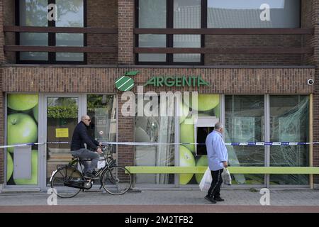 L'illustration montre la scène d'une tentative de vol avec des engins explosifs à la banque Argentine de Retie, le jeudi 02 mai 2019. BELGA PHOTO YORICK JANSENS Banque D'Images